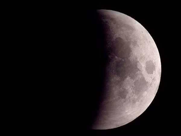 Hiện tượng nguyệt thực nửa tối xảy ra khi cái bóng của Trái đất sẽ che phủ lên Mặt trăng trong trường hợp Mặt trời, Trái đất và Mặt trăng sắp xếp thẳng hàng hoặc gần thẳng hàng vào những ngày trăng tròn.