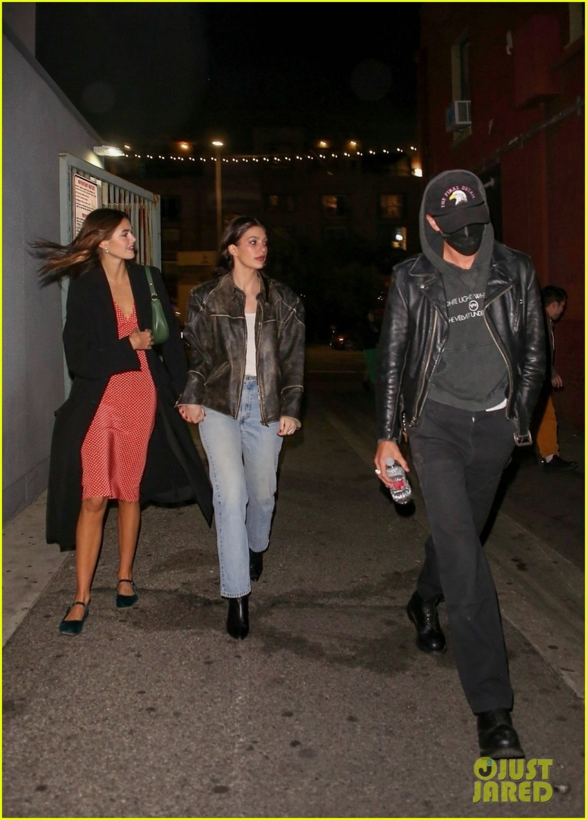 Ba người vừa đi vừa nói chuyện với nhau khá vui vẻ, thoải mái.