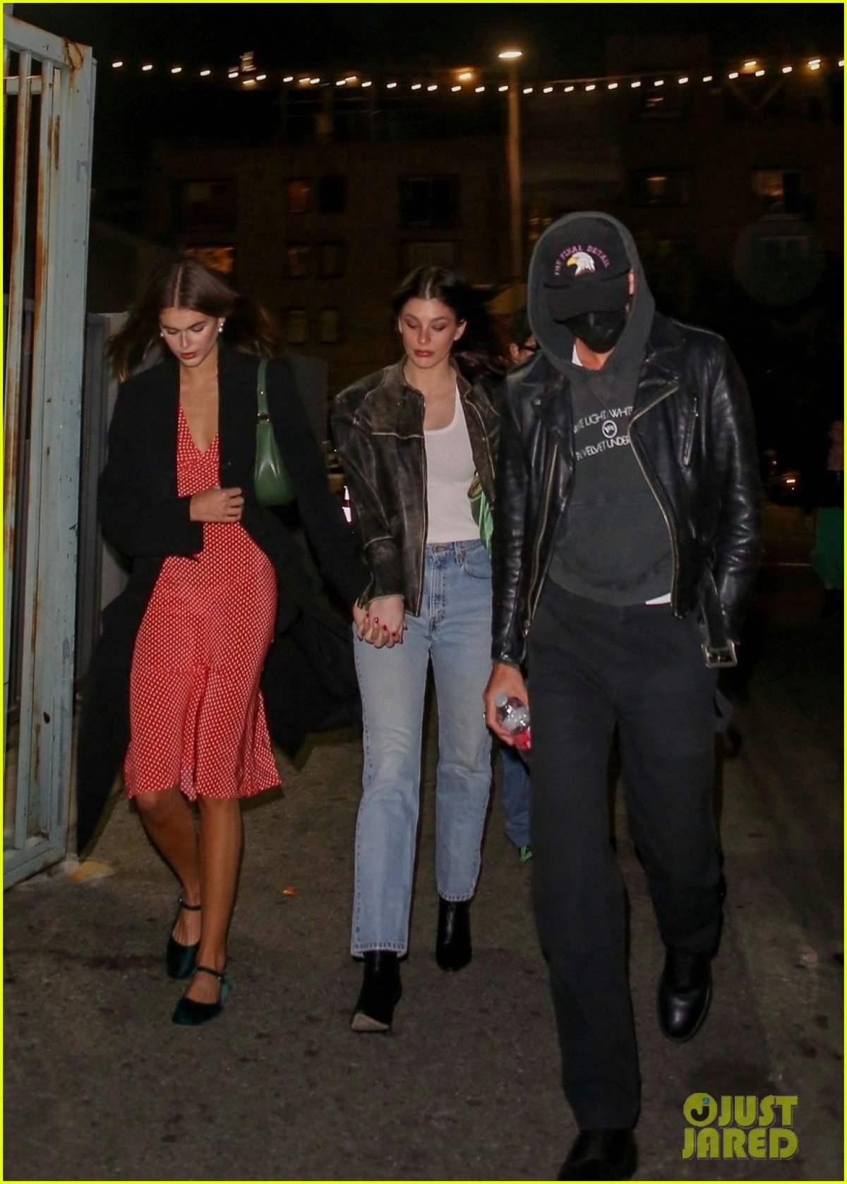 "Kaia Gerber và Jacob Elordi chia tay trong êm đẹp. Mỗi người đều có những con đường riêng" - Nguồn tin trên JJ chia sẻ.