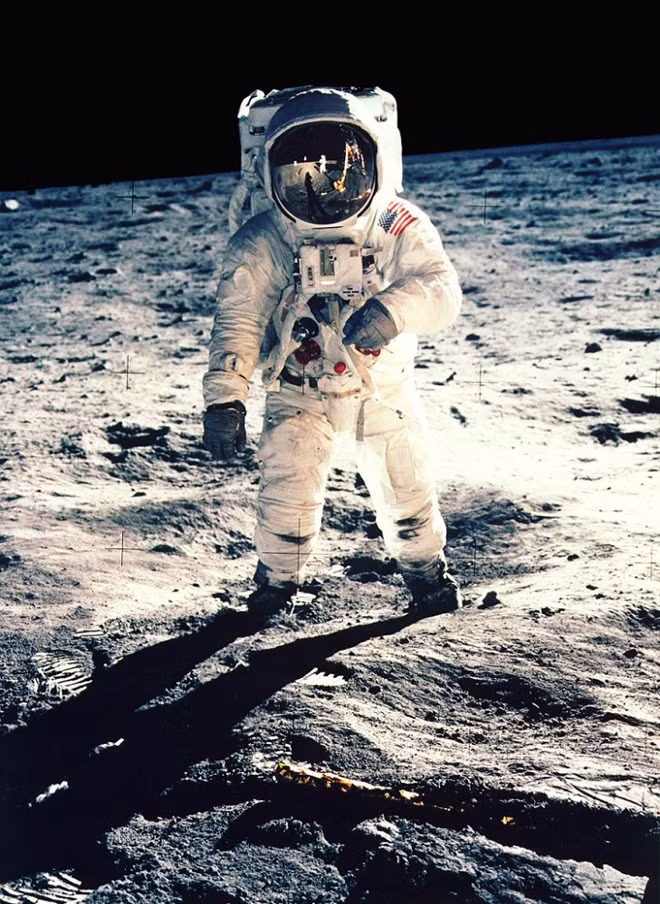Vào ngày 20/7/1969, tàu vũ trụ Apollo 11 của Mỹ gồm các thành viên phi hành đoàn: Neil Armstrong, Michael Collins và Buzz Aldrin đã hạ cánh xuống Mặt trăng. Đúng 22h56 ngày 20/7/1969, phi hành gia Armstrong đặt chân xuống bề mặt phủ đầy bột mịn của Mặt trăng. Sự kiện này đã trở thành “bước tiến vĩ đại của nhân loại” trên Mặt trăng.