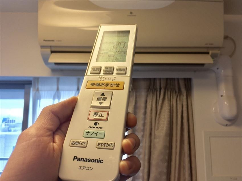 Việc vệ sinh bộ phận lọc không khí được người Nhật Bản tiến hành thường xuyên khoảng 1 - 2 lần/tuần. Thông thường, người dân thường dùng nước lạnh để tẩy rửa bụi bẩn bám ở bộ phận lọc không khí. Sau đó, chúng được để ráo nước và khô hoàn toàn trước khi lắp đặt trở lại.