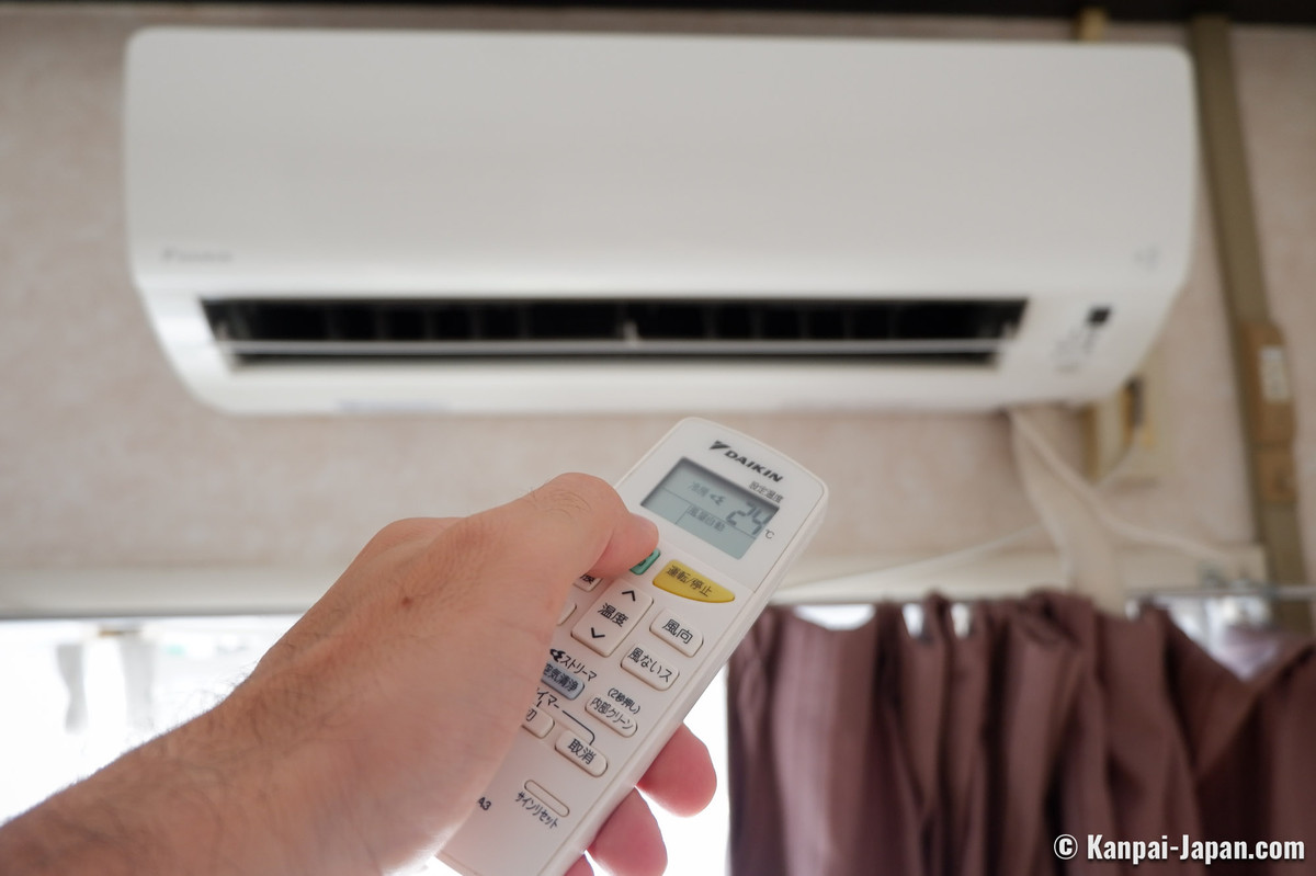 Trong đó, nhiều gia đình Nhật Bản không điều chỉnh quạt gió thổi mạnh hướng về một vị trí cố định. Bởi lẽ, việc làm này vừa tốn điện vừa không tốt cho sức khỏe.