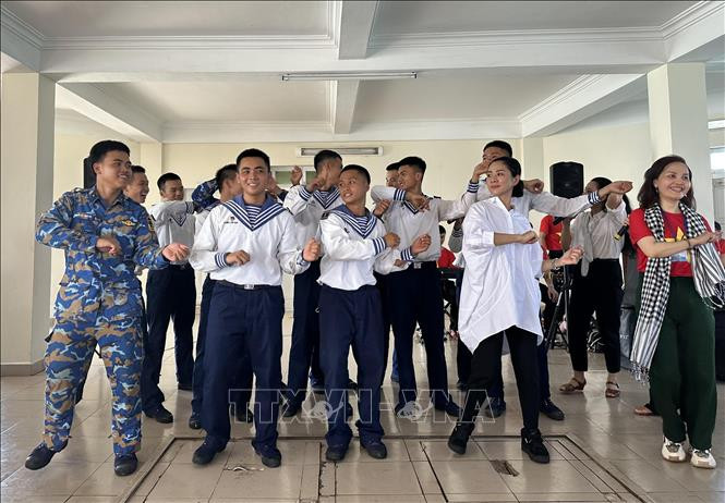 Những người lính trẻ trung hoà mình vào lời ca tiếng hát.