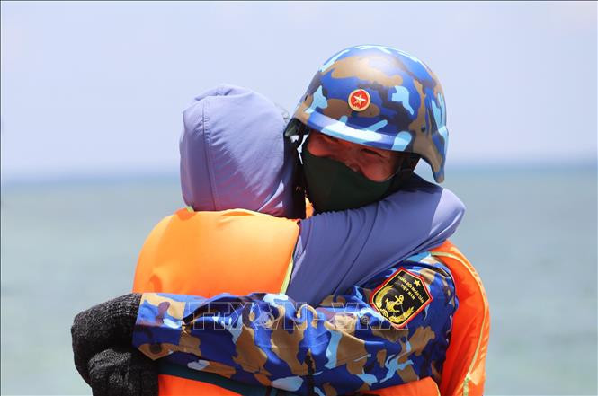 Chiến sỹ hải quân vui mừng khi gặp lại người quen trong Đoàn công tác số 4 ra thăm Trường Sa.