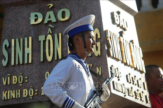 Người lính hải quân ngày đêm canh gác, giữ vững vùng trời, vùng biển, đảo của Tổ quốc.