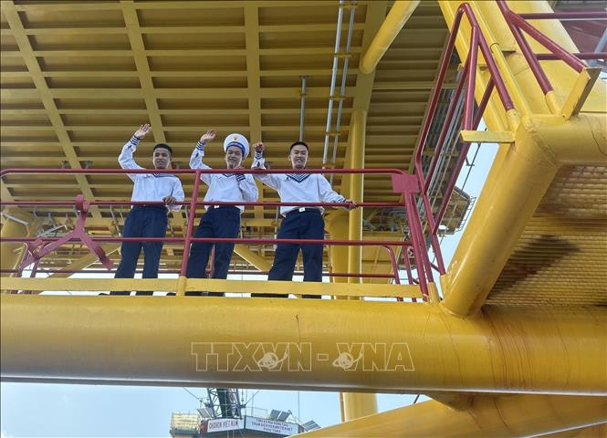 Nụ cười chia tay của những người lính trên Nhà giàn DK1 (Phúc Tần) với Đoàn công tác số 4.