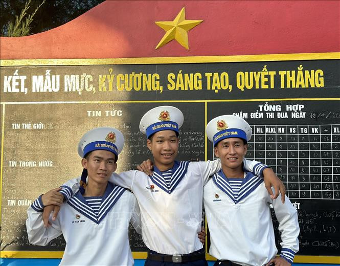 Nụ cười của những người lính hải quân trẻ chọn “biển làm quê hương".