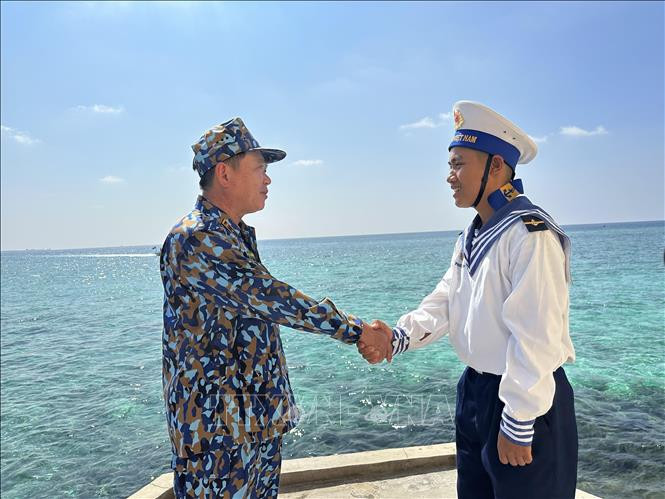 Có đi, có tận mắt chứng kiến những khó khăn mới thấu hiểu được lòng dũng cảm, sự hy sinh cũng như tình yêu quê hương, đất nước của những chiến sĩ Trường Sa.