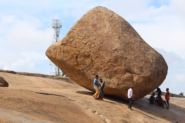 Người dân địa phương tin rằng, "Stone of Sky God" chính là một miếng bơ mà thần Krishna đánh rơi khi lấy từ lọ của mẹ khi còn nhỏ. Vì vậy, tảng đá này còn được gọi là "viên bơ của thần Krishna".