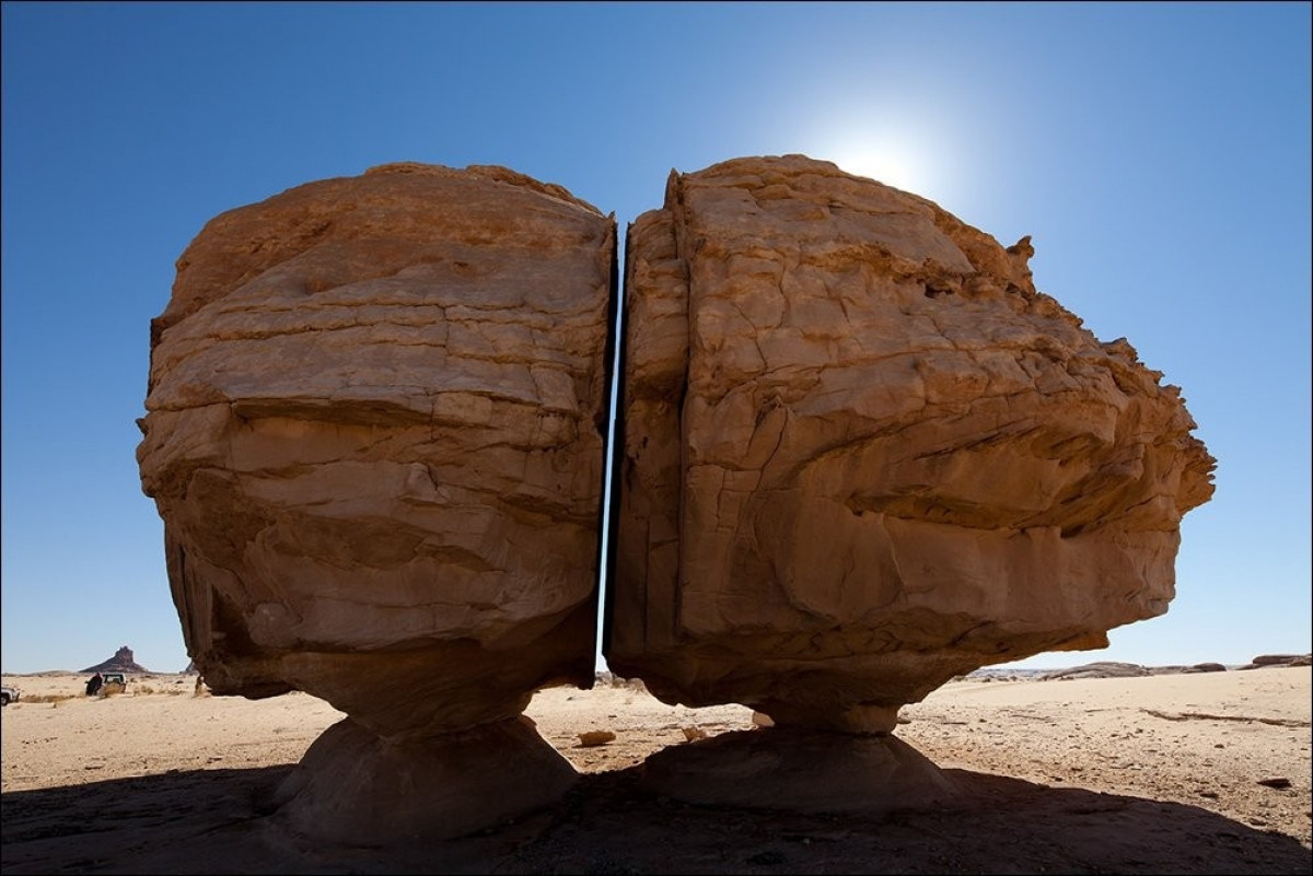 Nổi tiếng không kém "Stone of Sky God" là khối đá tự nhiên Al Naslaa ở ốc đảo Tayma, Ả Rập Saudi. Thoạt nhìn, khối đá này trông rất bình thường. Thế nhưng, khi quan sát kỹ, mọi người sẽ nhận thấy tảng đá được cắt làm hai với vết cắt sắc bén vô cùng hoàn hảo.