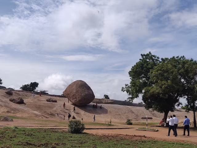 Trong hơn 1.000 năm, tảng đá khổng lồ ở Tamil Nadu nằm chênh vênh như sắp lăn xuống phía dưới nhưng đứng vững một cách khó tin, dương như thách thức mọi định luật vật lý. Ngay cả mưa gió, bão tố hay có người đẩy, "Stone of Sky God" vẫn không lay chuyển.