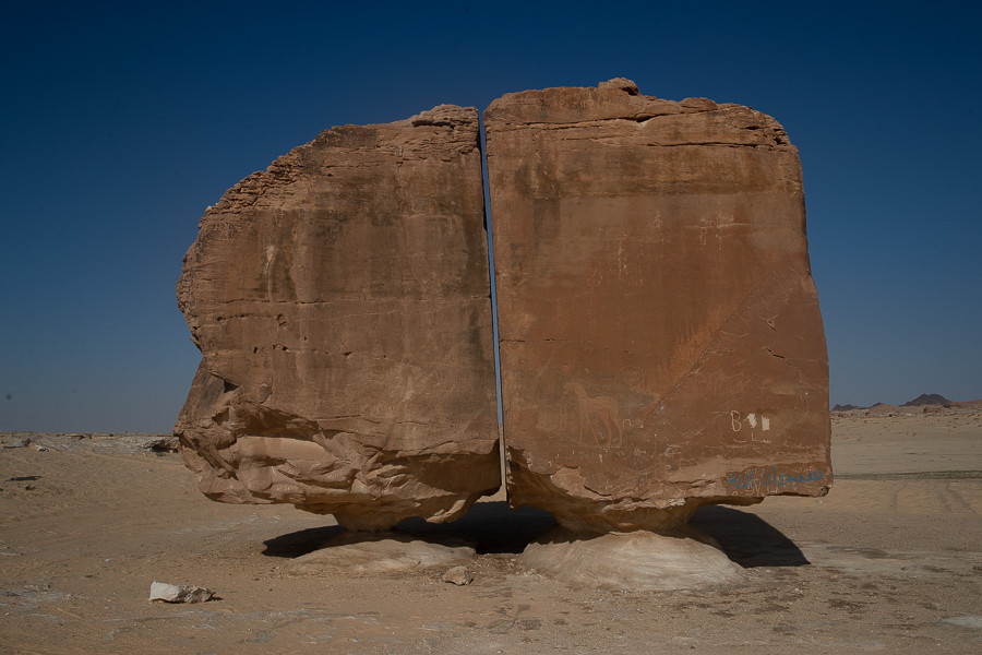 Trải qua hàng ngàn năm, khối đá tự nhiên Al Naslaa đứng cân băng chỉ trên một chân đế rất nhỏ. Mỗi nửa khối đá cao khoảng 9m, bề rộng khoảng 7,5m, nặng vài trăm tấn và đứng vững trên tảng đá nhỏ hơn ở phía dưới.