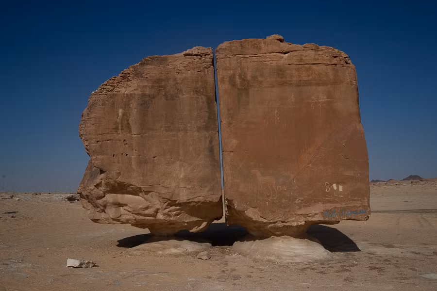 Trải qua hàng ngàn năm, khối đá tự nhiên Al Naslaa đứng cân băng chỉ trên một chân đế rất nhỏ. Mỗi nửa khối đá cao khoảng 9m, bề rộng khoảng 7,5m, nặng vài trăm tấn và đứng vững trên tảng đá nhỏ hơn ở phía dưới.