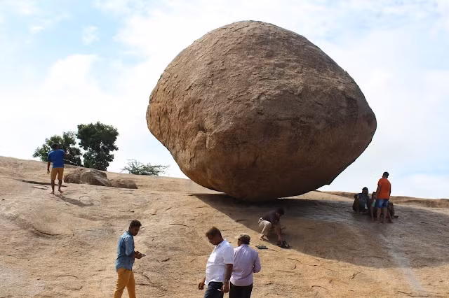 Trong nhiều năm qua, các chuyên gia, nhà địa chất nỗ lực tìm hiểu nguồn gốc của "Stone of Sky God" cũng như vì sao hòn đá khổng lồ này ngàn năm không lăn xuống phía dưới.