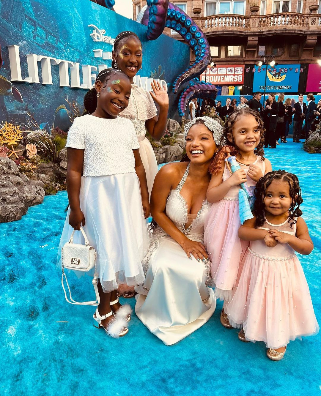 Halle Bailey đang trong chiến dịch quảng bá cho bộ phim Nàng tiên cá (The Little Mermaid) trước thềm ra mắt khán giả toàn cầu từ 25/5 này. Đây được coi tác phẩm quan trọng của Disney trong năm nay đánh dấu 100 năm ra đời nhà Chuột.