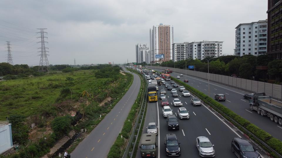Phương tiện nối đuôi nhau nhích từng chút một vào nội thành.