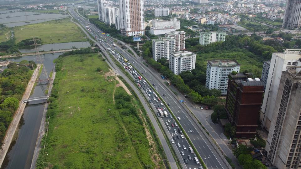 Phương tiện nối đuôi nhau dài hàng km trên cao tốc Pháp Vân - Cầu Giẽ.