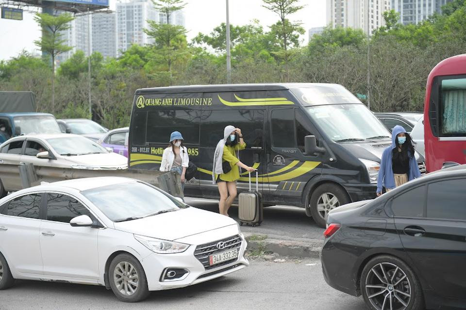 Chờ quá lâu trên cao tốc, nhiều hành khách bất chấp nguy hiểm xuống xe giữa đường.