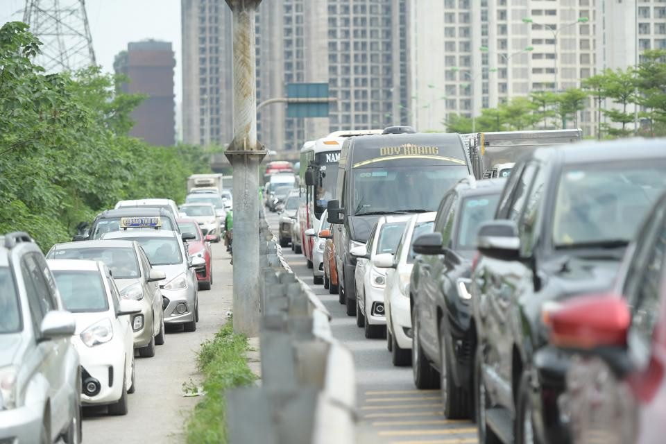 Tình trạng ùn tắc cửa ngõ từ rất sớm do nhiều người lo ngại tắc đường vào ngày cuối kỳ nghỉ lễ nên trở lại Hà Nội sớm hơn dự định.