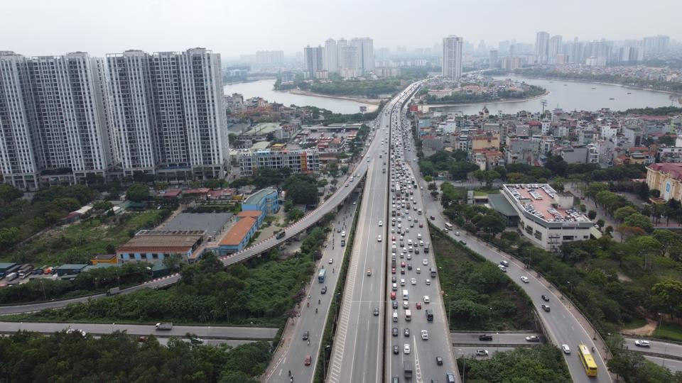 Trên đường Vành đai 3, hướng cầu Thanh Trì đi cầu Thăng Long cũng ùn ứ kéo dài đoạn qua hồ Linh Đàm.