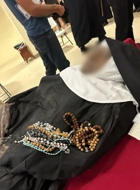 Sau khi mở nắp quan tài, mọi người vô cùng bất ngờ khi nhìn thấy thi hài của sơ Wilhelmina Lancaster gần như không có dấu hiệu phân hủy. Công chúng càng bất ngờ hơn khi biết thi thể của sơ chưa từng được ướp xác.