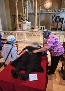 Theo Công giáo, những thi hài không bị phân hủy được gọi là "incorrupt" (không thể mục rữa) - dấu hiệu của sự thánh thiện và sau này có thể là minh chứng cho việc phong thánh.