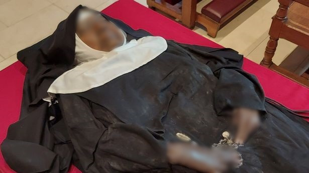 Khi kiểm tra cỗ quan tài, các chuyên gia phát hiện nhiều vết nứt. Điều này khiến bên trong quan tài rất ẩm ướt.