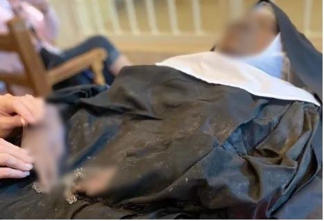 Cụ thể, vào ngày 18/5 vừa qua, thi hài của sơ Wilhelmina Lancaster được khai quật để chuyển đến nơi an nghỉ cuối cùng trong một nhà nguyện của tu viện.