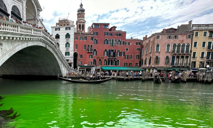 Vào sáng 28/5, nước trên kênh đào Grand, đoạn gần cầu Rialto ở thành phố Venice, Italy bất ngờ chuyển sang màu xanh lá. Ngay sau khi phát hiện sự việc này, chính quyền địa phương đã lấy mẫu nước trên kênh Grand, kiểm tra video từ camera giám sát và hỏi những lái thuyền địa phương họ có thấy điều gì bất thường hay không.