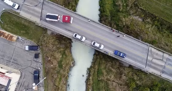 Ngoài kênh đào Grand, sự việc tương tự được ghi nhận xảy ra ở một số dòng sông trên thế giới. Trong đó, vào ngày 12/9/2017, nhiều người dân Mỹ không khỏi ngạc nhiên khi dòng sông Cicero ở miền Trung bang Indiana đột nhiên đổi sang màu trắng sữa.