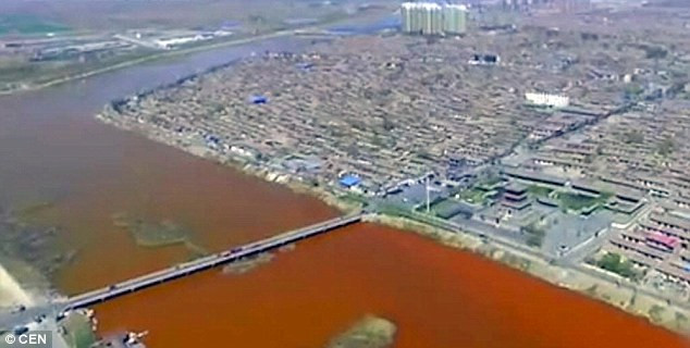 Sự việc này khiến người dân lo lắng bởi dòng sông đột ngột đổi màu cùng một lúc và không hề có dấu hiệu báo trước. Một số người cho rằng, chất thải công nghiệp chính là nguyên nhân khiến sông Zhongting đột ngột chuyển màu đỏ như máu.