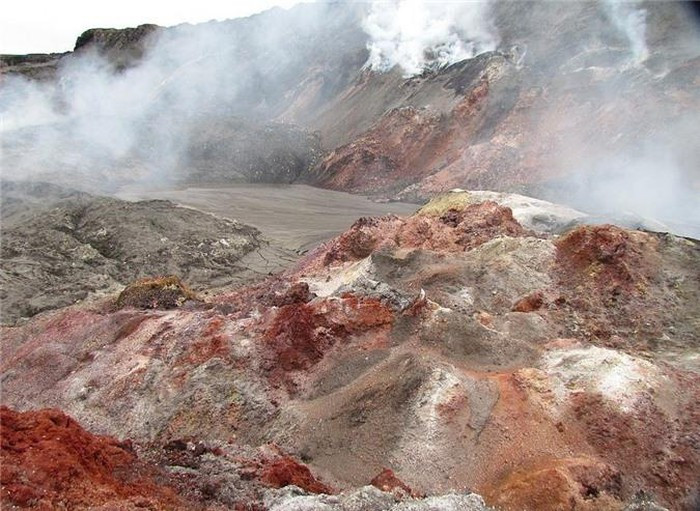 Sự việc này khiến môi trường xung quanh vách đá có mùi của lưu huỳnh dioxide. Khi nồng độ lưu huỳnh cao thì mọi người có thể ngửi thấy mùi khó chịu giống như mùi trứng thối nếu đứng gần vách đá bốc khói.