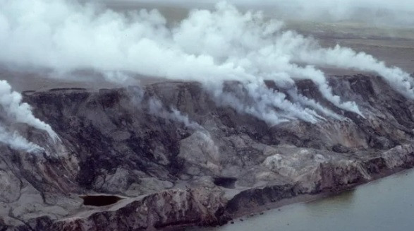 Theo ông Grasb, các sông băng trong vùng rút xuống và làm lộ ra mặt đá. Trong tương lai, vách đá này có thể vẫn bốc khói trong nhiều năm nữa.