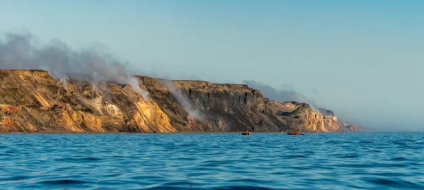 Liên quan đến vấn đề này, nhà nghiên cứu Steve Grasb đến từ Cơ quan khảo sát địa chất Canada cho rằng, vách đá bốc khói nghi ngút có thể xảy ra từ 7.000 - 10.000 năm trước.