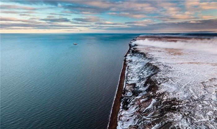 Ban đầu, một số nhà nghiên cứu cho rằng, vách đá bốc khói này trông giống như là kết quả của hoạt động núi lửa hoặc hoạt động địa nhiệt nằm sâu dưới bề mặt Trái đất.