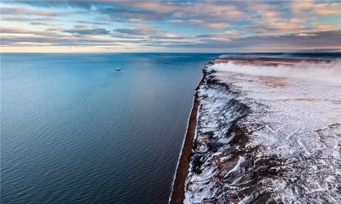 Ban đầu, một số nhà nghiên cứu cho rằng, vách đá bốc khói này trông giống như là kết quả của hoạt động núi lửa hoặc hoạt động địa nhiệt nằm sâu dưới bề mặt Trái đất.