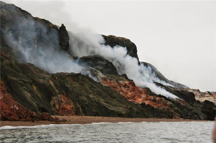 Theo lý giải của các nhà khoa học, những khoáng chất phản ứng với không khí trong khi phần vách đá xói mòn, bốc cháy và tạo ra luồng khói ổn định.