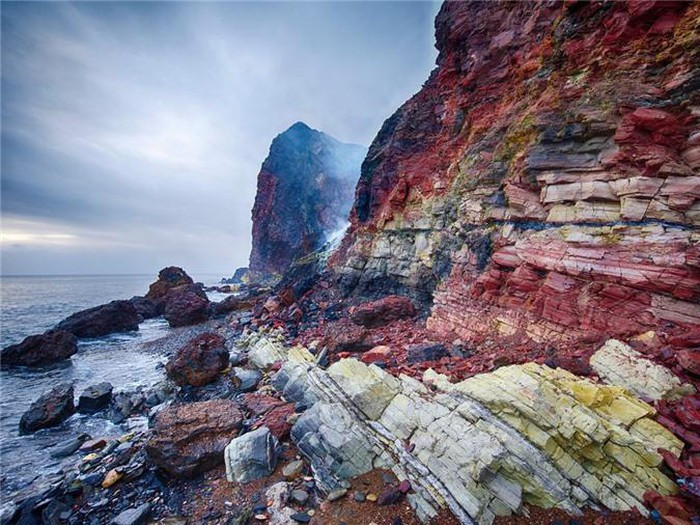 Trong suốt nhiều năm, các nhà nghiên cứu nỗ lực giải mã bí ẩn về sự việc xảy ra tại vách đá ở bờ biển phía Đông mũi Bathurst.