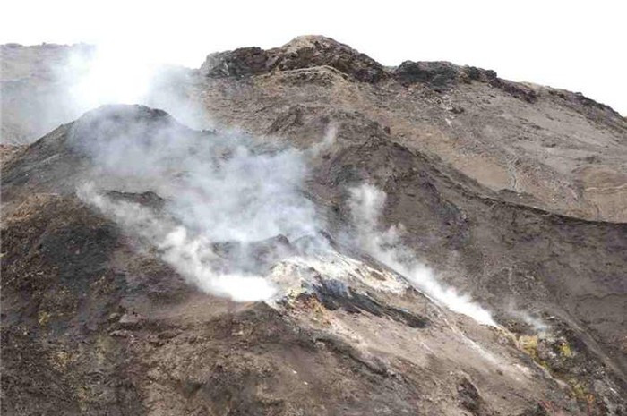 Tuy nhiên, về sau, các nhà nghiên cứu, chuyên gia địa chất đã khám phá một sự thật. Đó là khói bốc ra từ vách đá xuất phát từ quá trình cháy tự nhiên của đá phiến dầu trong các lớp của vách đá.