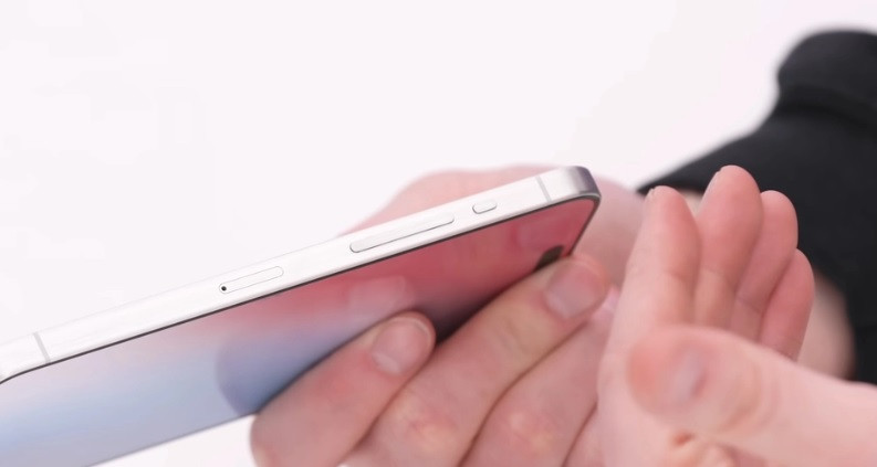 YouTuber Unbox Therapy đánh giá thiết kế trên sẽ mang đến sự tiện lợi và nhanh hơn so với nút gạt truyền thống.