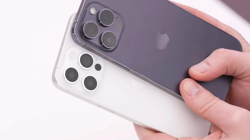 Tiếp đến, kích thước chiều ngang của iPhone 15 Pro Max dường như ngắn hơn một chút so với iPhone 14 Pro Max. Thiết kế này được cho là giúp người dùng có cảm giác cầm nắm smartphone chắc chắn và gọn gàng hơn.