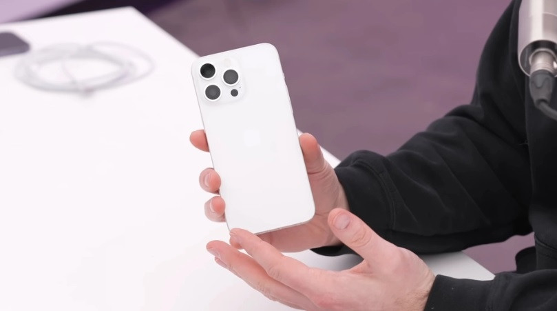 Theo một số tin đồn, iPhone 15 Pro Max 6.7 inch sở hữu viền mỏng nhất. Viền của mẫu smartphone này được cho là chỉ mỏng 1,55 mm. Trong khi đó, viền của iPhone 14 Pro là 2,17 mm và Samsung Galaxy S23 Ultra là 1,95 mm.