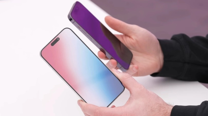 Trong video của YouTuber Unbox Therapy, iPhone 15 Pro Max được đem so sánh với iPhone 14 Pro Max. Theo đó, iPhone 15 Pro Max sẽ có viền màn hình chỉ bằng 1/2 so với iPhone 14 Pro Max.