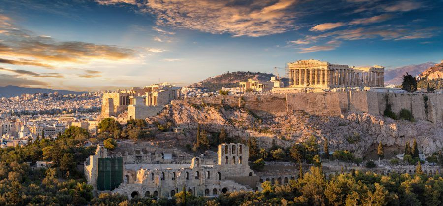 Athens là thủ đô và thành phố lớn nhất của Hy Lạp từ xưa đến nay. Đây cũng là một thành phố lâu đời trên thế giới. Con người đã hiện diện liên tục ở thành phố này từ hơn 7.000 năm trước.
