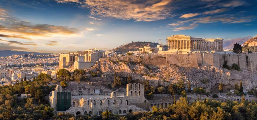 Athens là thủ đô và thành phố lớn nhất của Hy Lạp từ xưa đến nay. Đây cũng là một thành phố lâu đời trên thế giới. Con người đã hiện diện liên tục ở thành phố này từ hơn 7.000 năm trước.