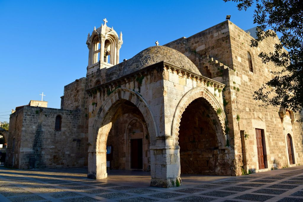 Khi ghé thăm thành phố cổ Byblos, du khách có thể ghé thăm lâu đài Crusader, chợ ngoài trời Old Souk, Công viên Byblos nằm trên biển hay những ngôi đền cổ hàng ngàn tuổi...