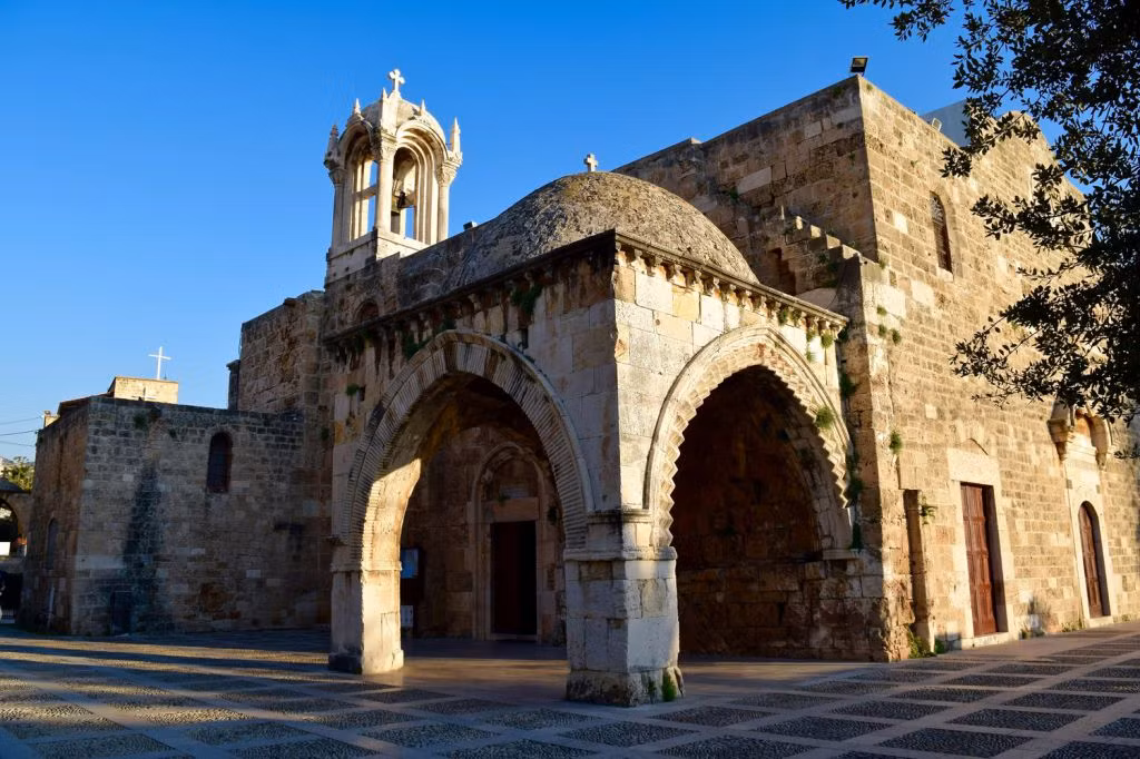 Khi ghé thăm thành phố cổ Byblos, du khách có thể ghé thăm lâu đài Crusader, chợ ngoài trời Old Souk, Công viên Byblos nằm trên biển hay những ngôi đền cổ hàng ngàn tuổi...