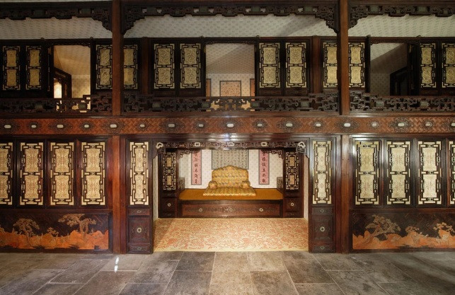 Về sau, Vườn Càn Long được các chuyên gia chăm sóc, tu sửa trong một thời gian dài trước khi mở cửa đón khách tham quan. Hiện nay, du khách có thể tham quan phần bên ngoài của khu vườn trong khi các đồ dùng trang trí bên trong chỉ được xem qua cửa kính lớn ngăn cách.