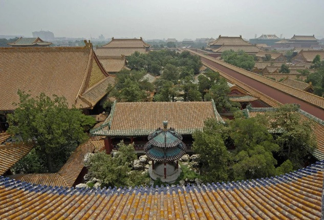 Bên trong Vườn Càn Long được thiết kế hài hòa, đẹp mắt cũng như bày trí nhiều cổ vật, tác phẩm được chế tác trên ngọc, các bức tranh tường bằng lụa theo phong cách Trompe-l'oeil khá thịnh hành ở châu Âu thời bấy giờ.