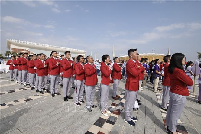 Thành viên Đoàn thể thao Việt Nam hát Quốc ca tại Lễ thượng cờ. Ảnh: Minh Quyết/TTXVN.